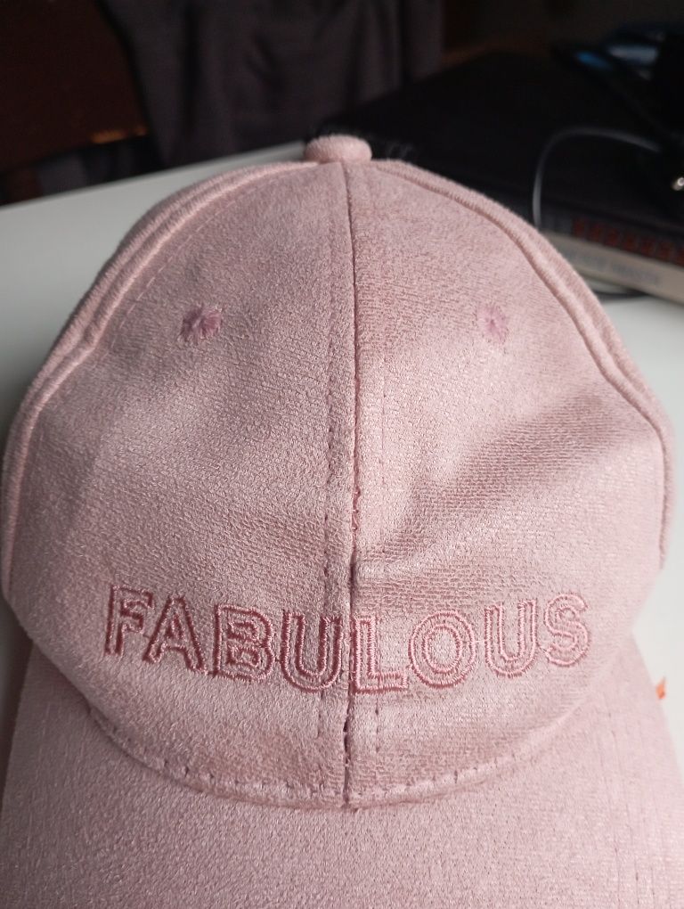 różowa czapka z daszkiem z napisem Fabulous