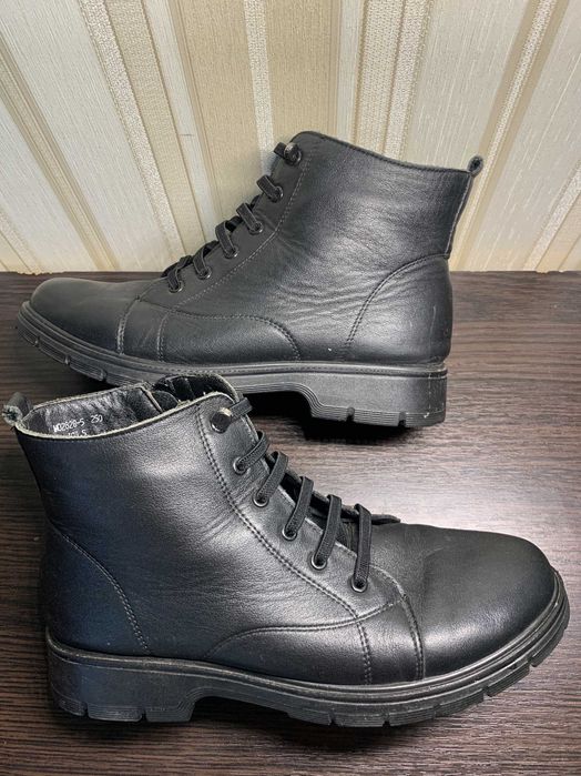 Жіночі шкіряні черевики.