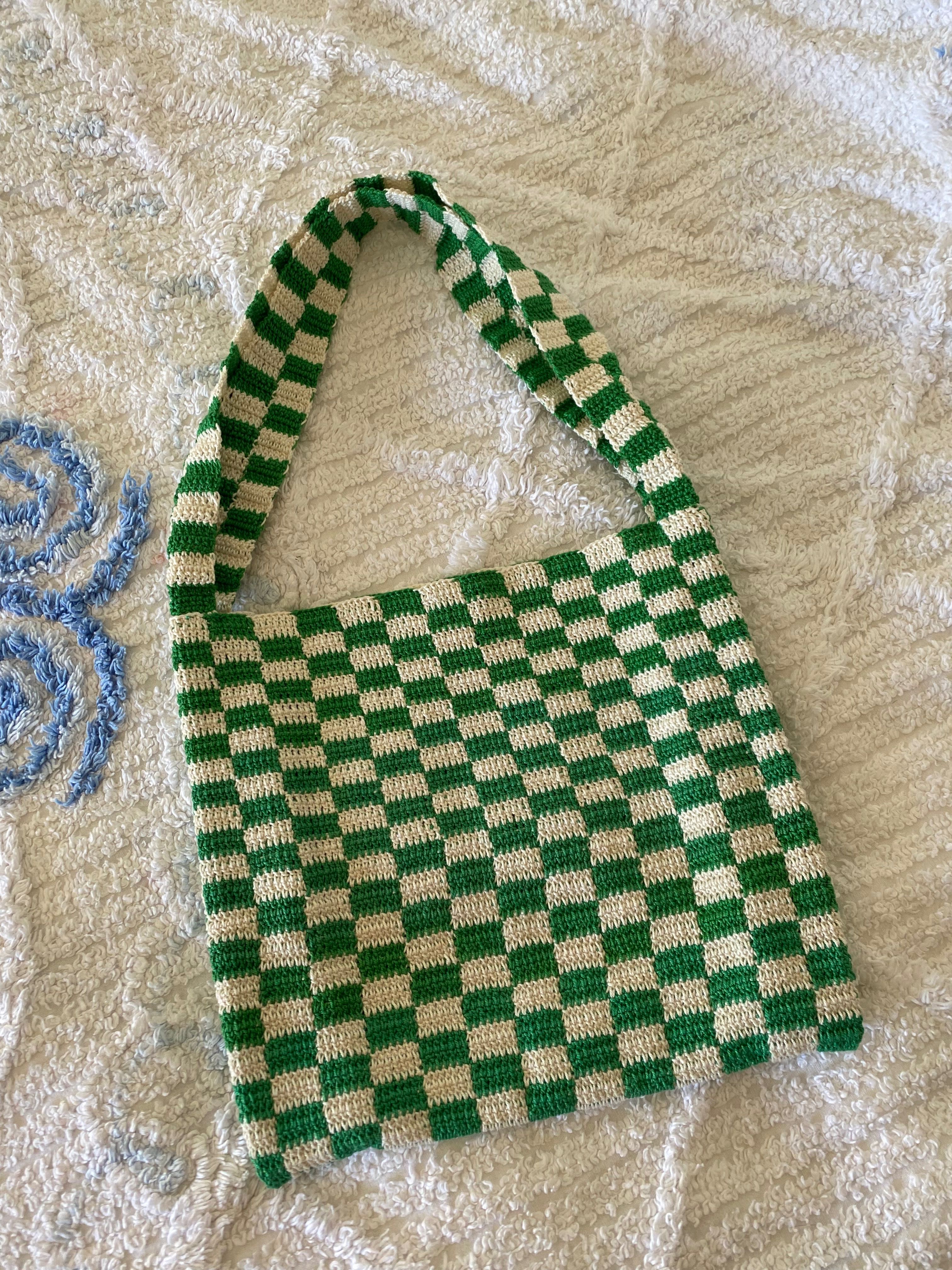 mala em crochet aos quadrados verde e branca