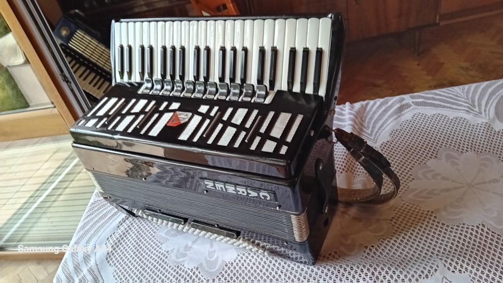 Akordeon carmen 120 basów 4 chórowy .Stan bardzo dobry