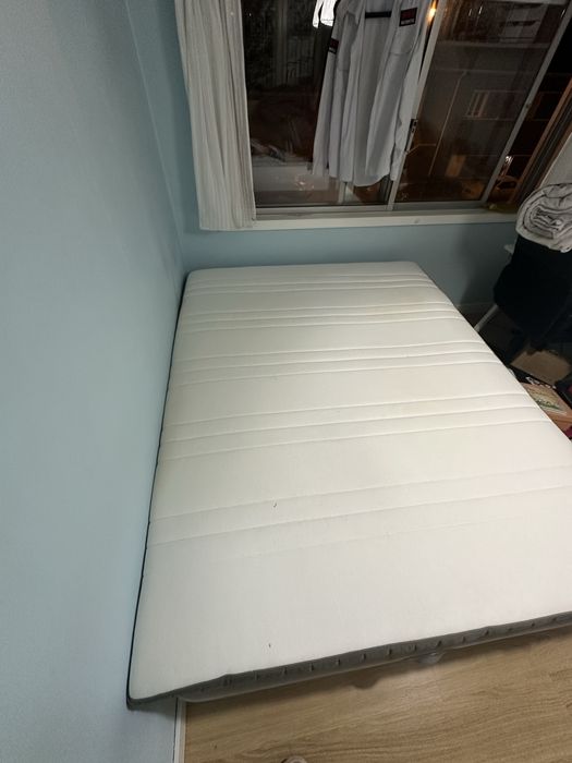Cama branco com arrumação com Colchão