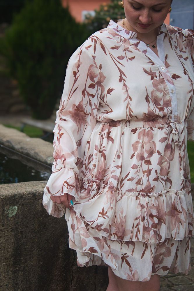 Vestido com folhos