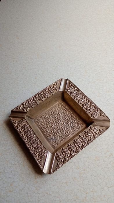 Mosiężna popielniczka grawerowana