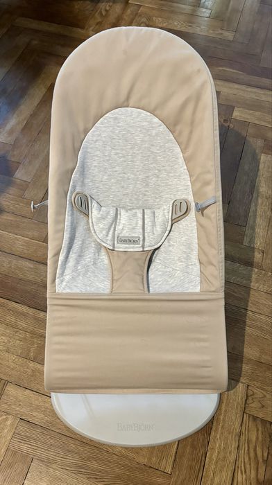 Lezaczek bujaczek Baby Bjorn