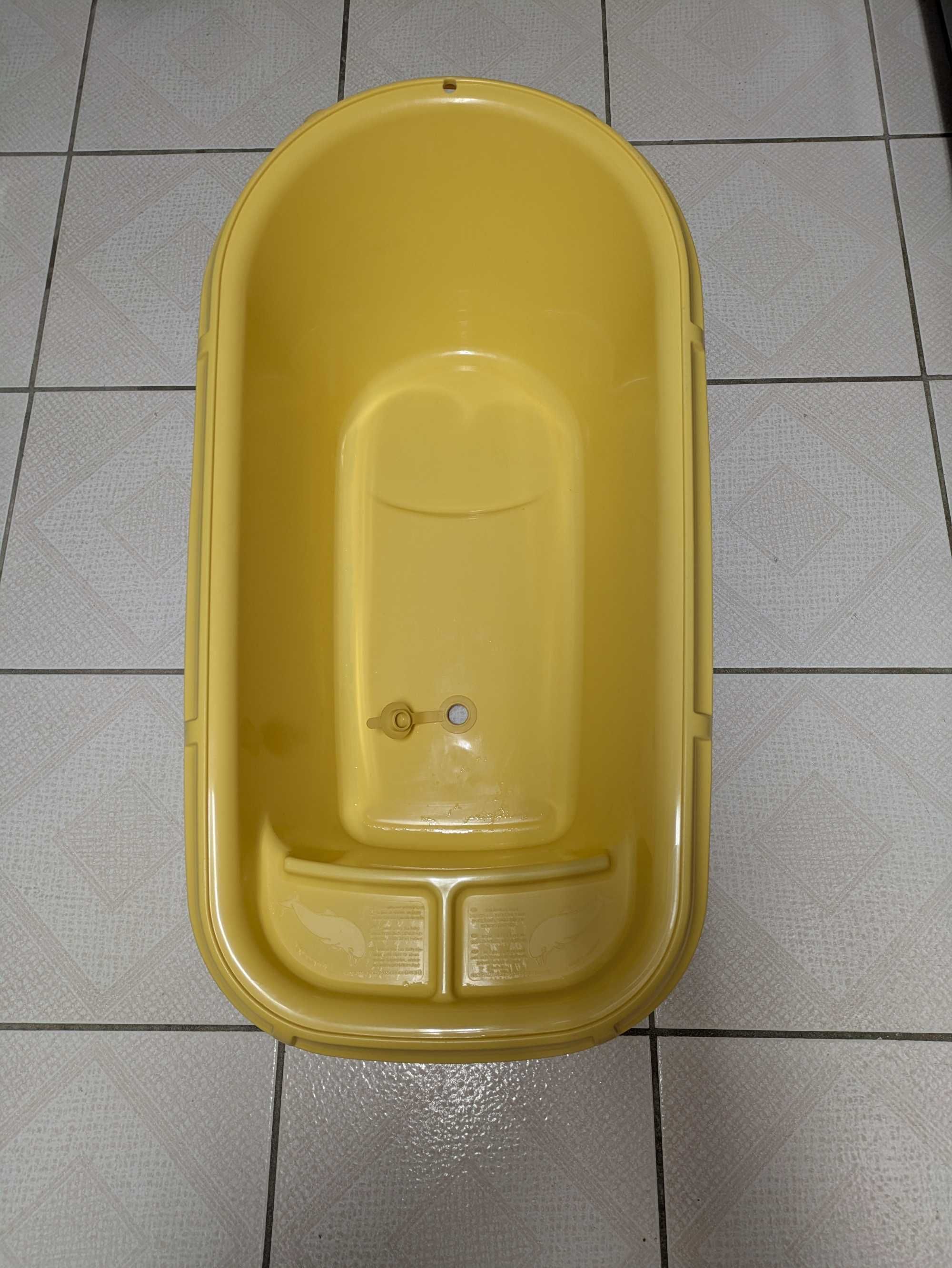 Banheira amarela de bebé em plástico