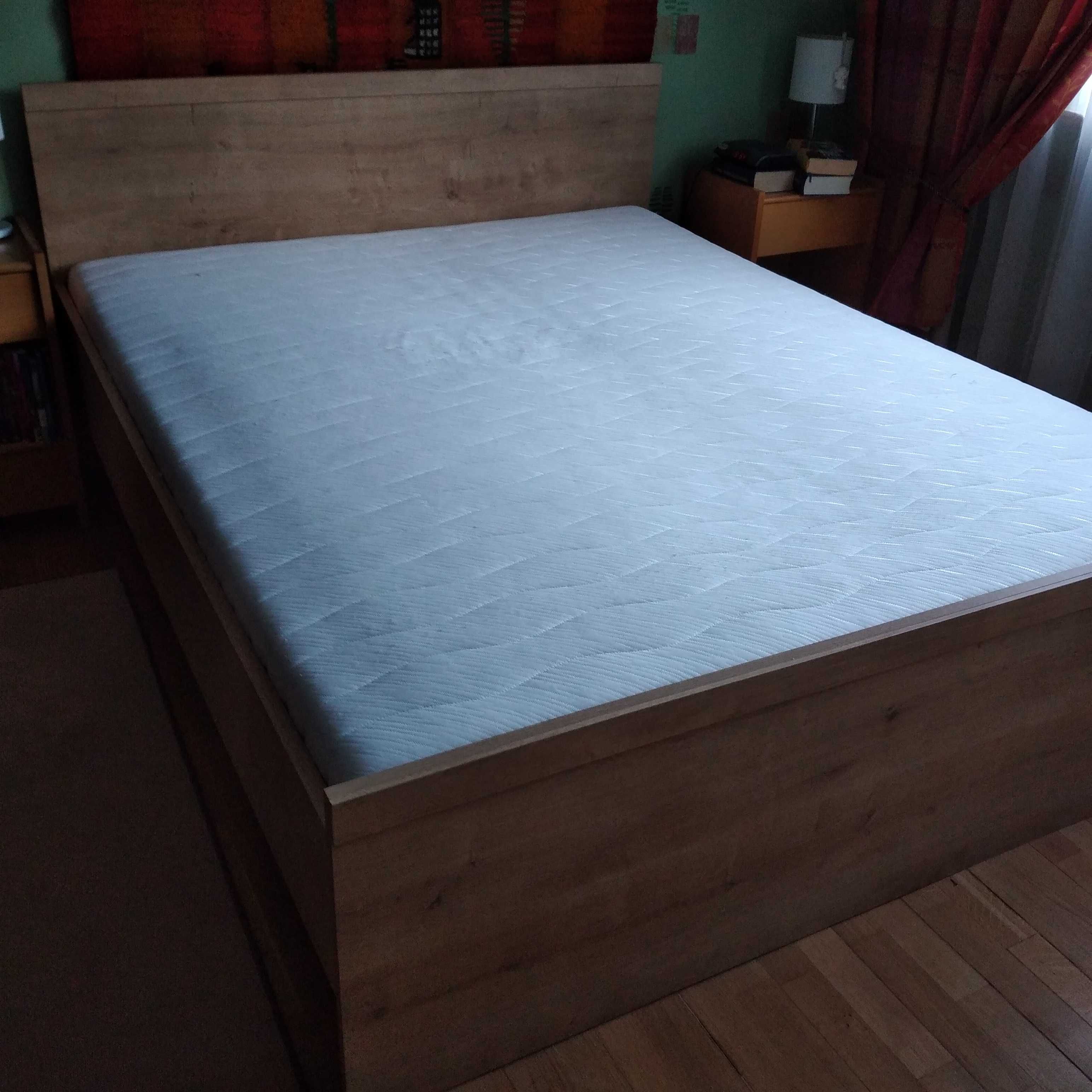 Łóżko drewniane z wezgłowiem