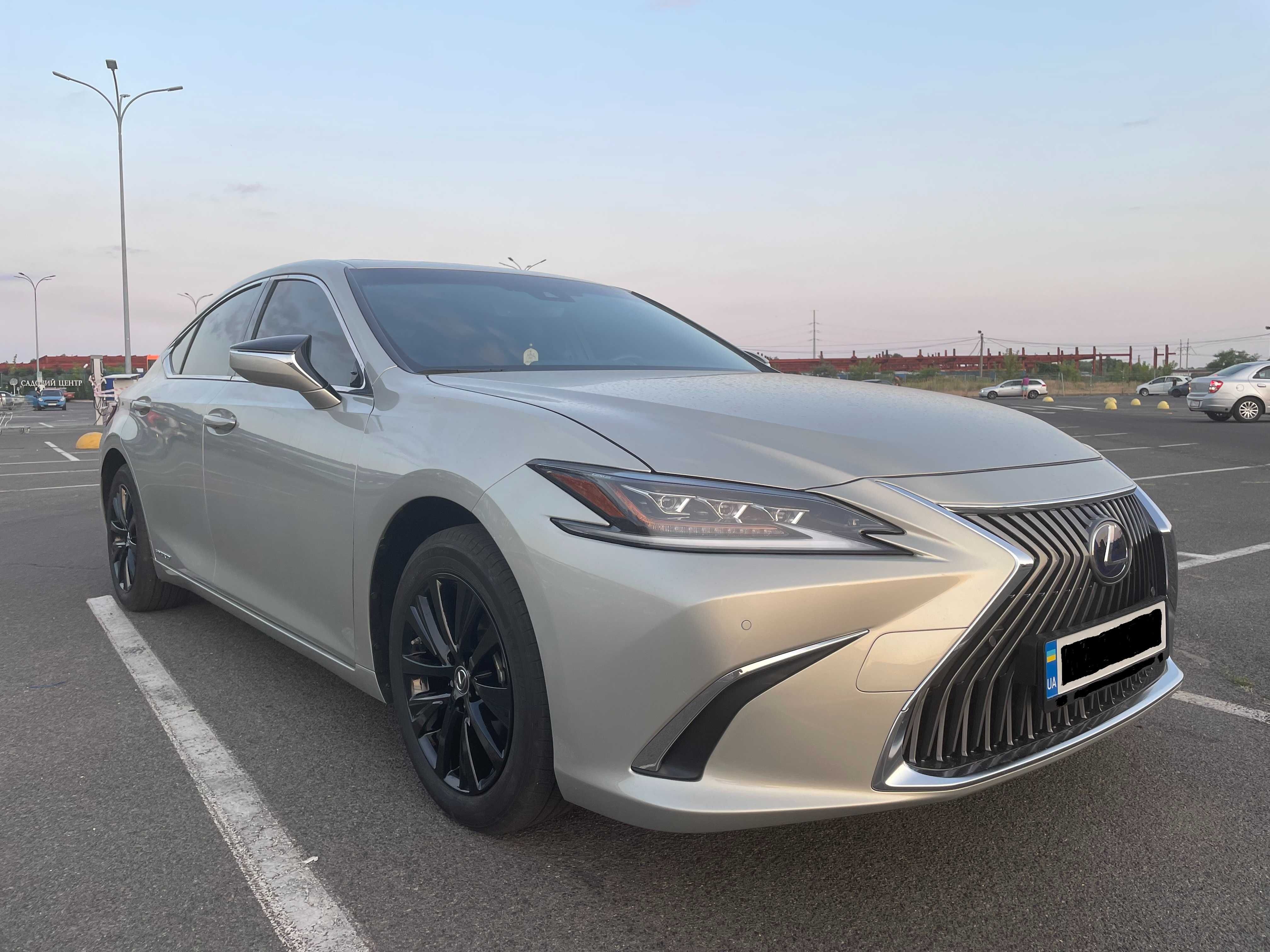 Продам шикарное авто Lexus ES 300h Hybrid Premium 2019