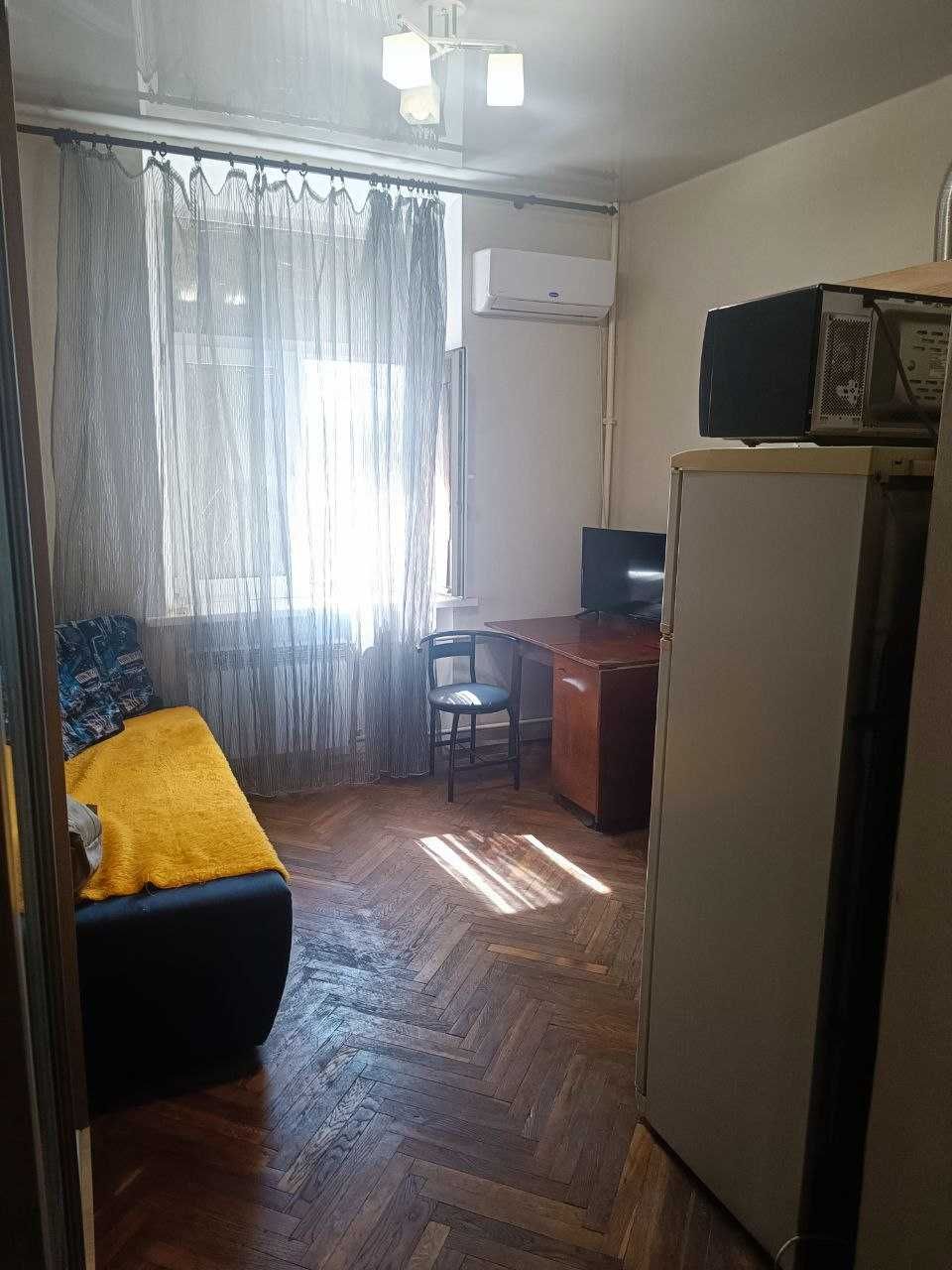 Продам 2-кімнатну гостинку на Ляпунова