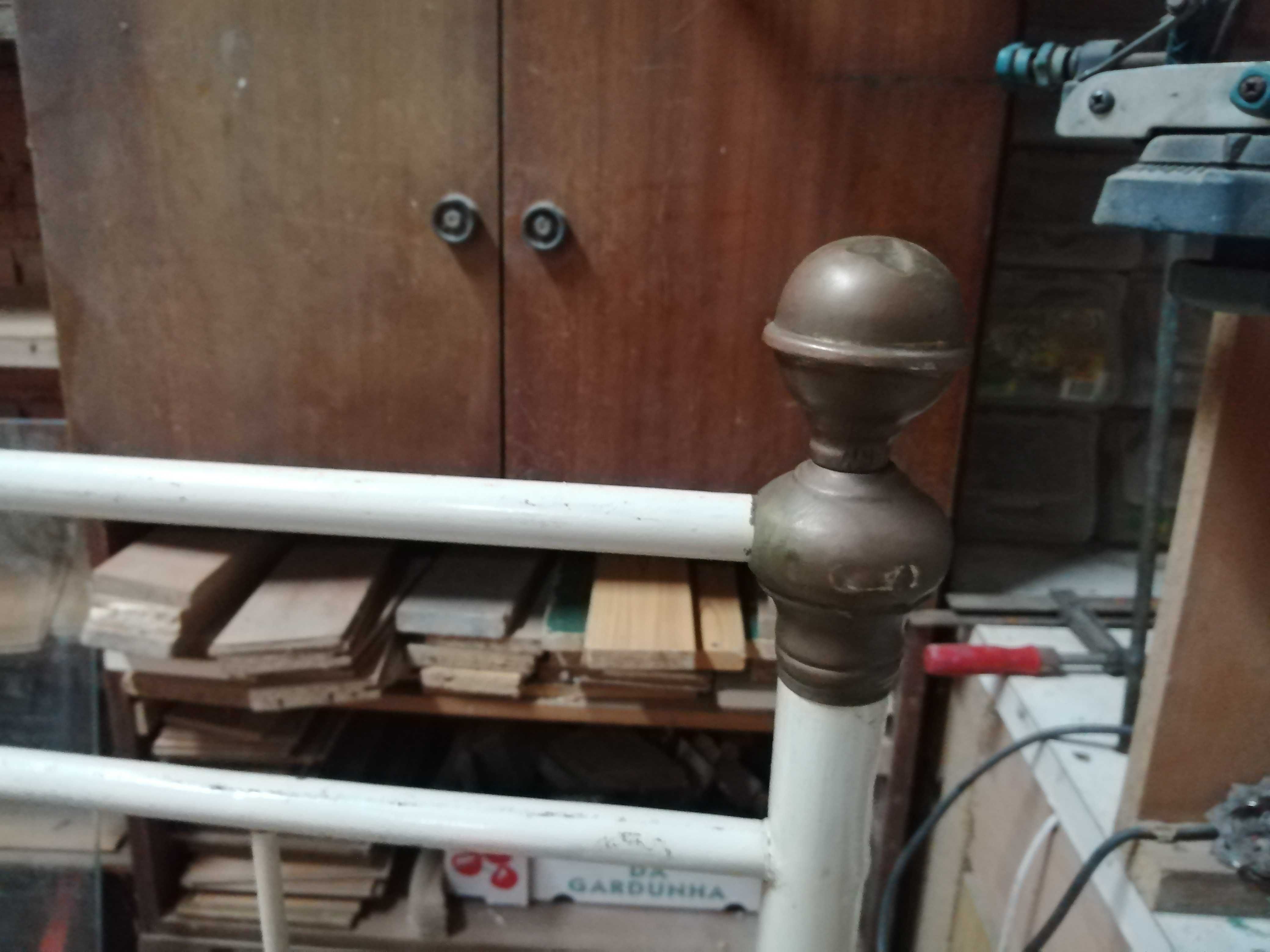 cama antiga em ferro , ver bem as fotos