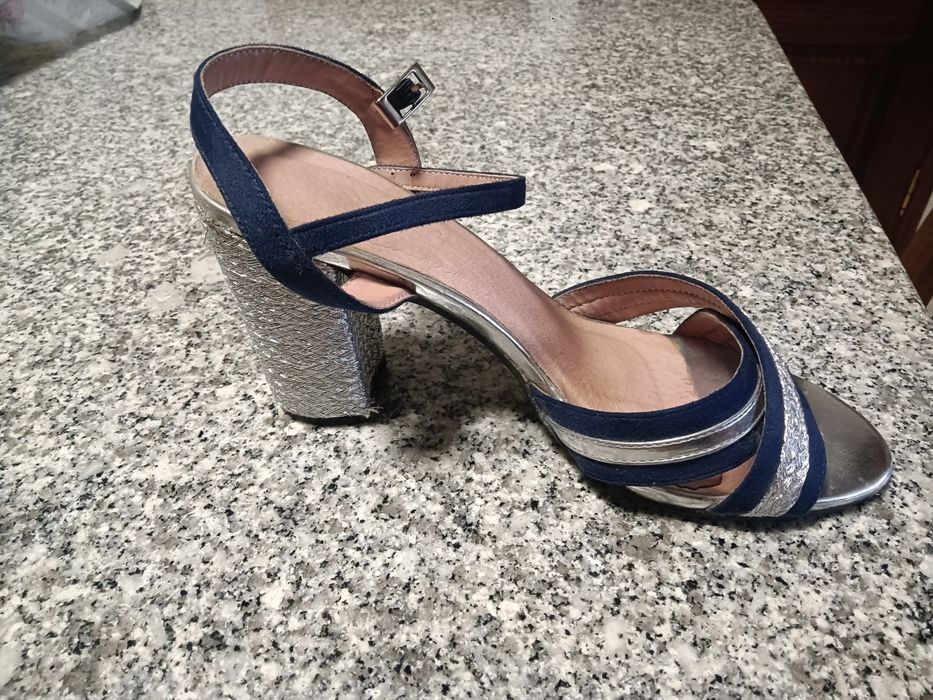 Sandálias azul marinho e prateado
