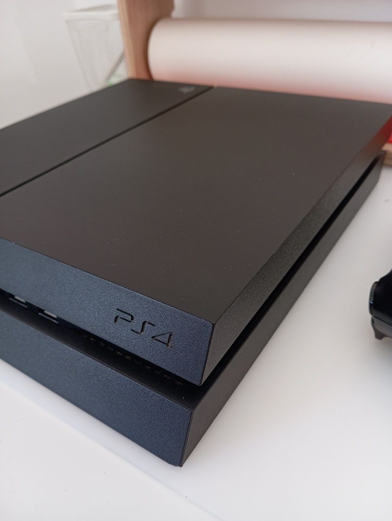 PS4 1TB + Comando (com garantia)