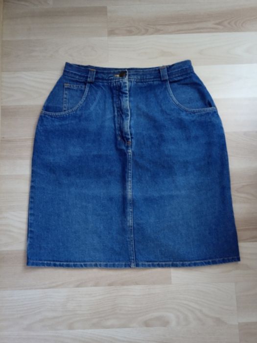 Spódnica jeansowa Marca, obwód pasa 70 cm.
