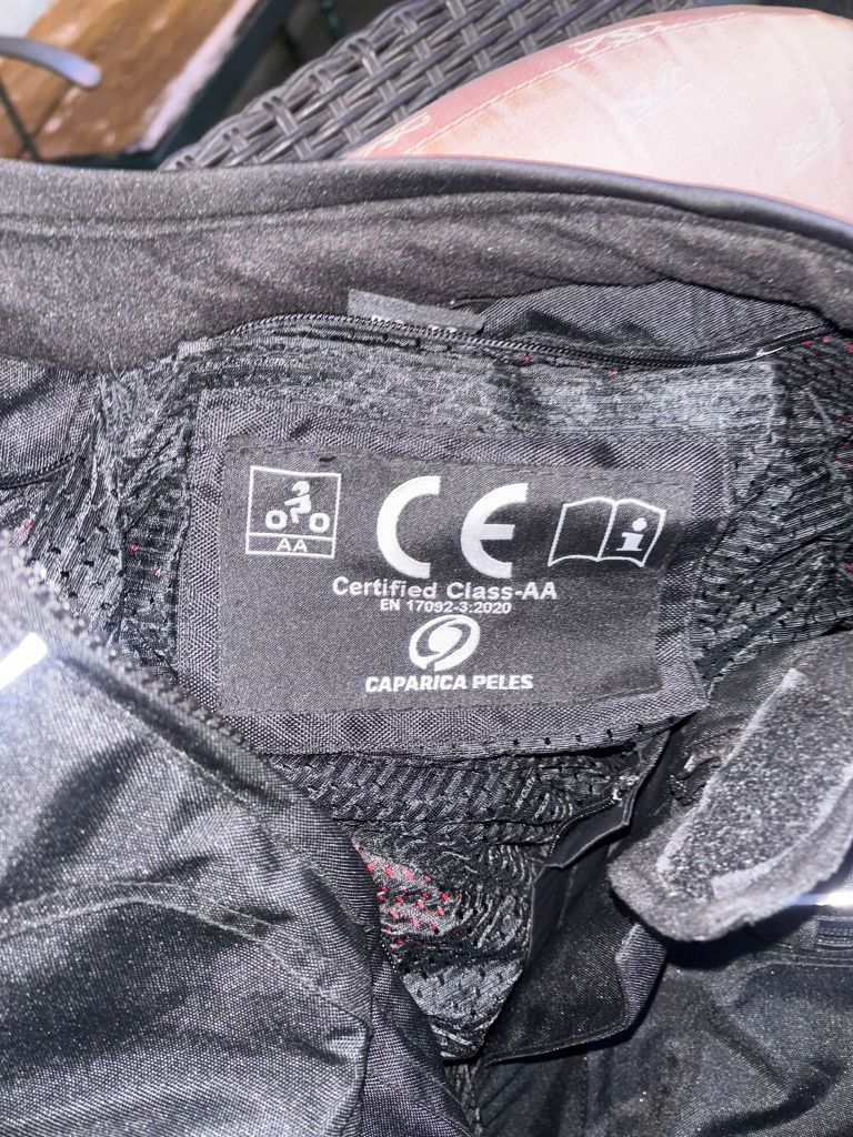 Capacete, luvas e casaco de mota