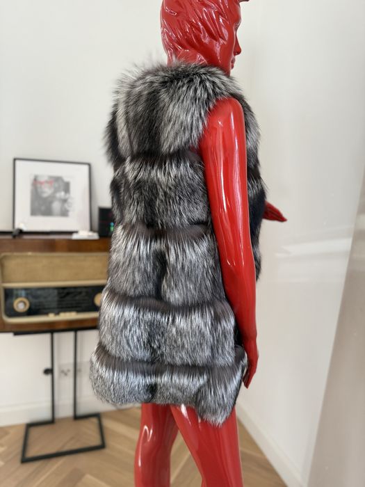 Kamizelka z naturalnego futra srebrnego lisa. Modny fason, stan bd.