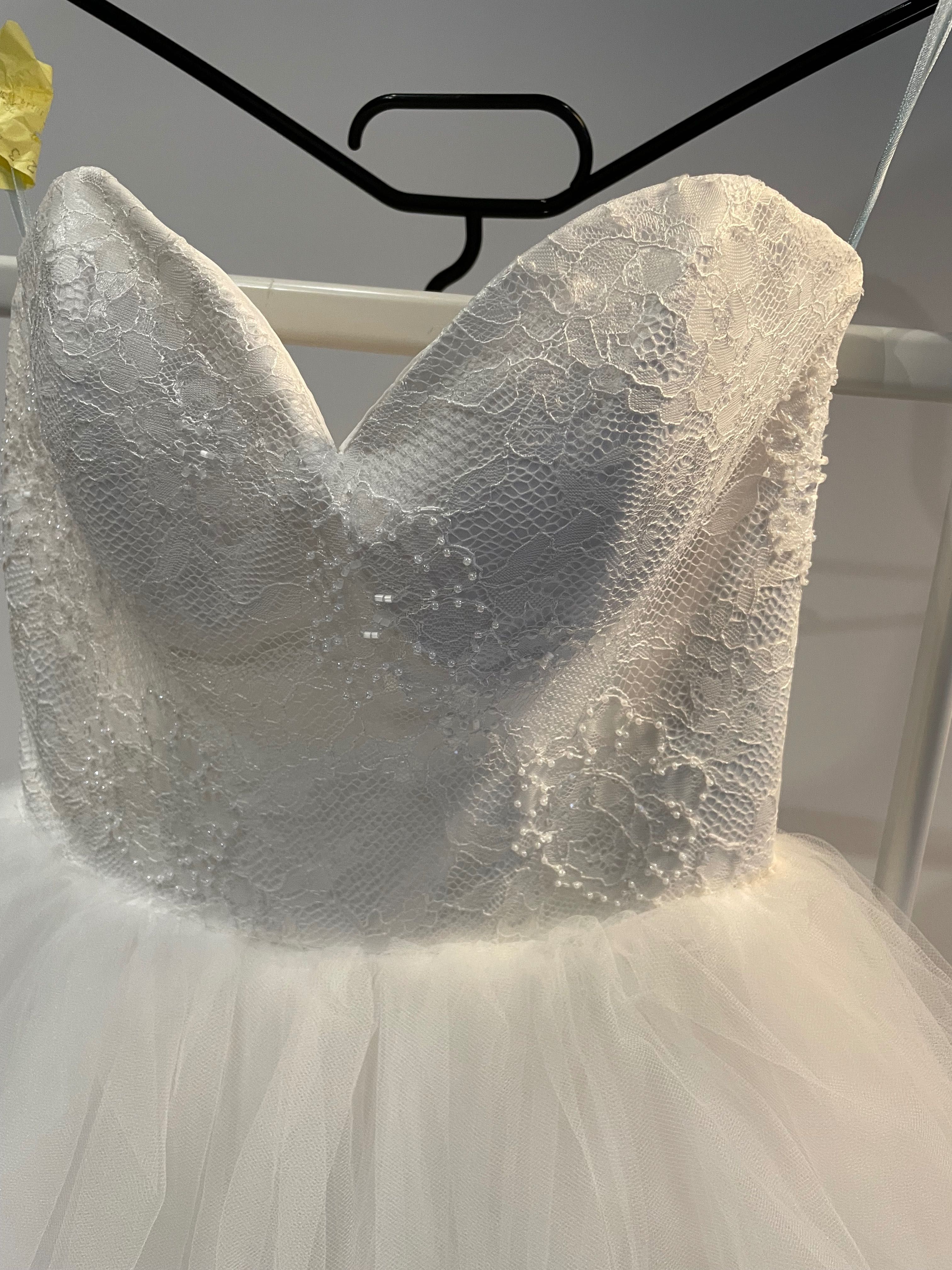 suknia ślubna śnieżnobiała z tiulem 3D