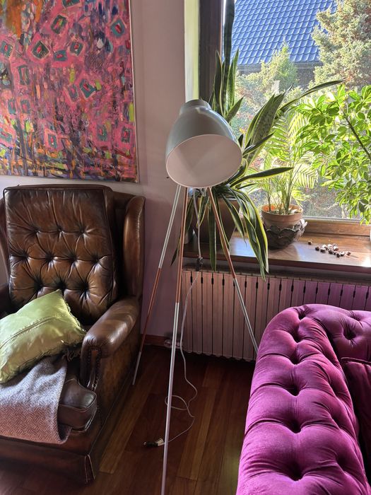 Mietowa lampa stojaca na trojnogu retro duzy klosz