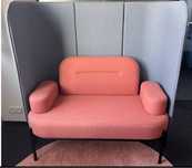 Designerska sofa biurowa z zabudowa akustyczna – Leaf_Pod