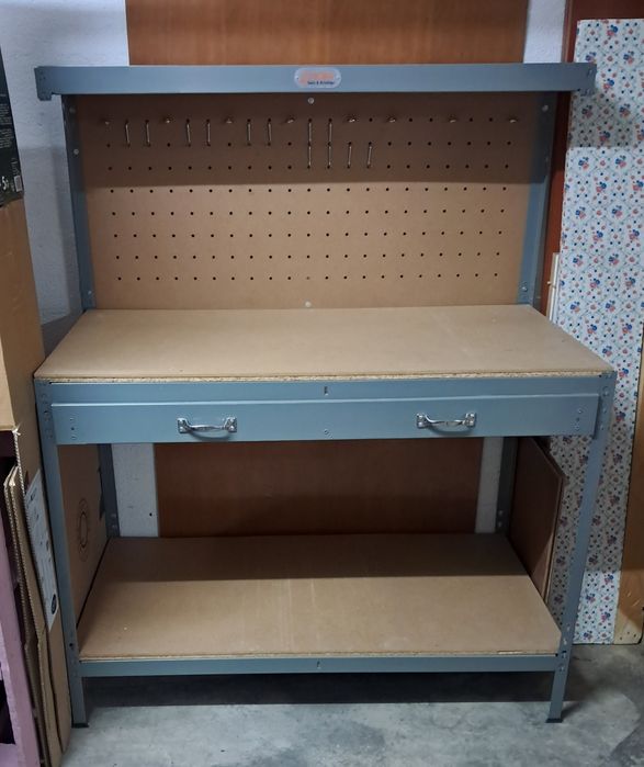 Bancada de Trabalho Cinzenta com Placa Perfurada, Bancada em Aço e MDF
