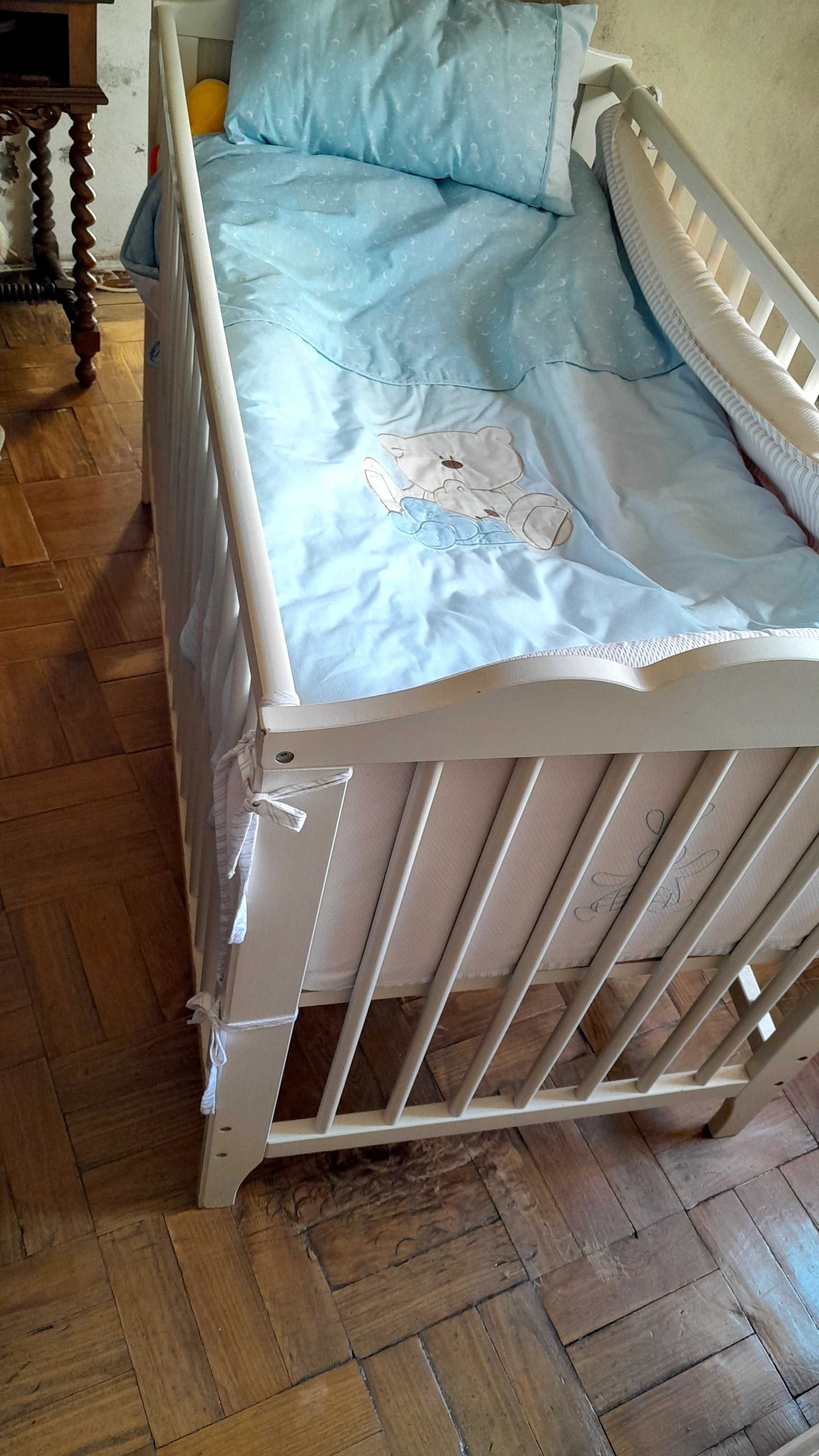 Berco de bebe com roupa de cama