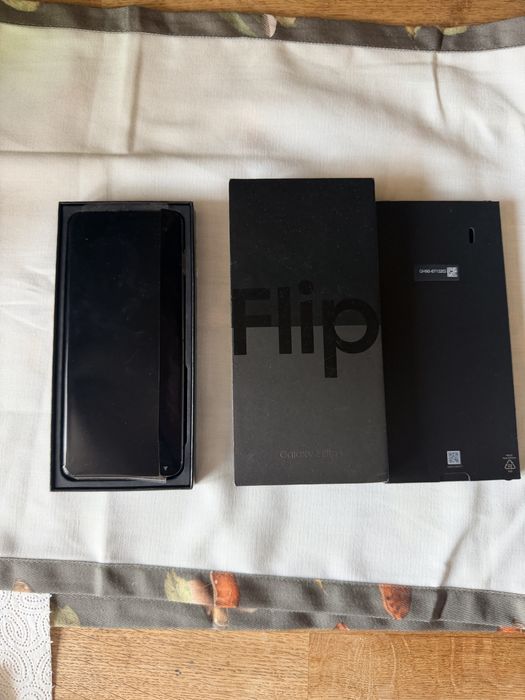 Samsung Galaxy Flip  Z 4  stan ideealny + sluchawi sony