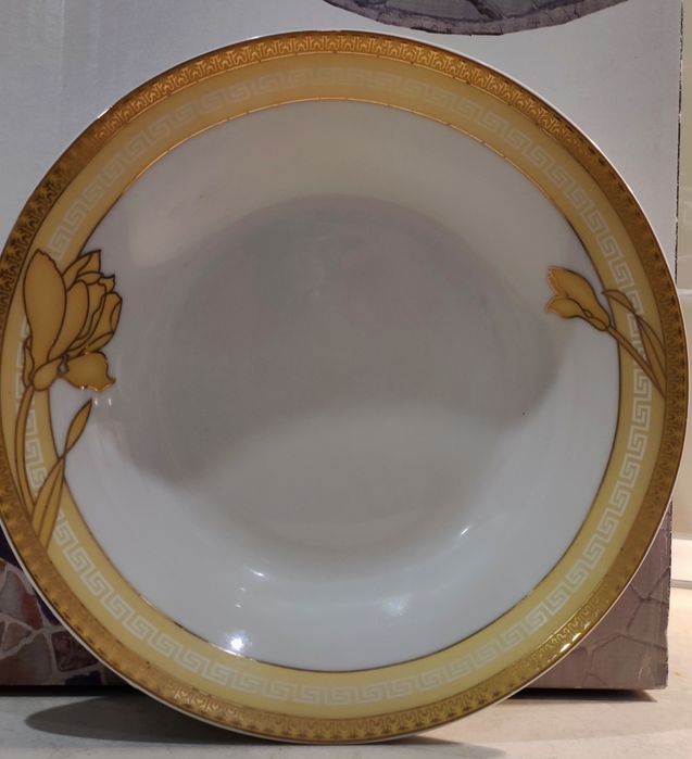 Набір посуду Veroni із золотою каймою в грецькому стилі