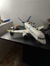 Avião de legos montado, com livro de instruções