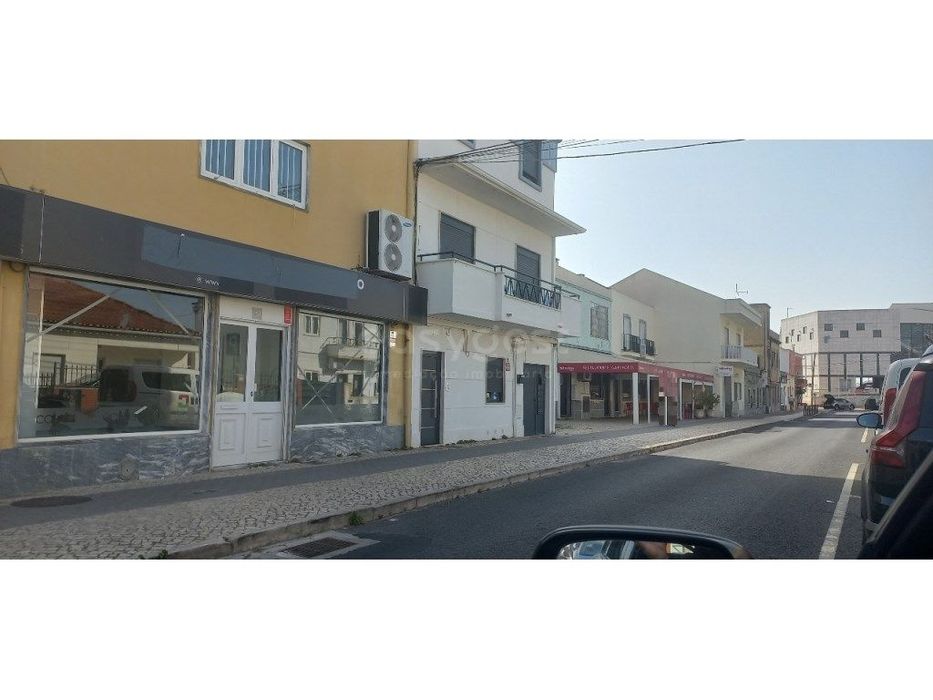 Edifício de 3 pisos para comércio e serviços com loja 236 m2 no R/C...