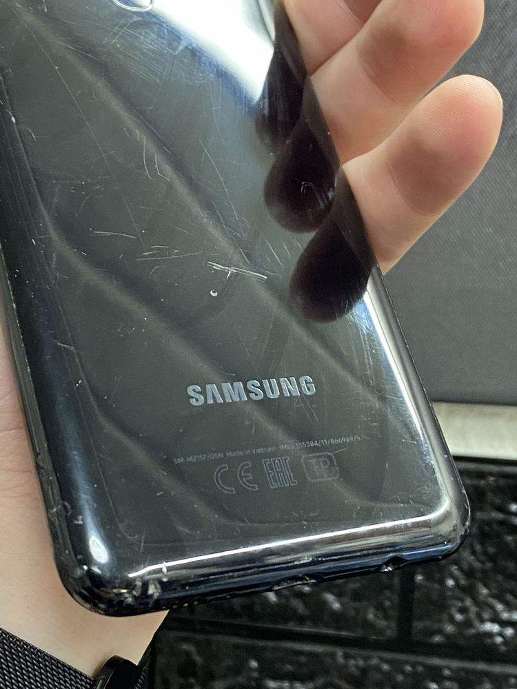 Продам на запчасти Samsung m21 скол на экране под замену платы