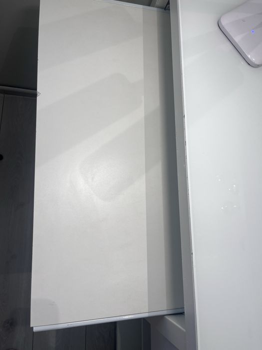 Białe biurko z szybą na blacie