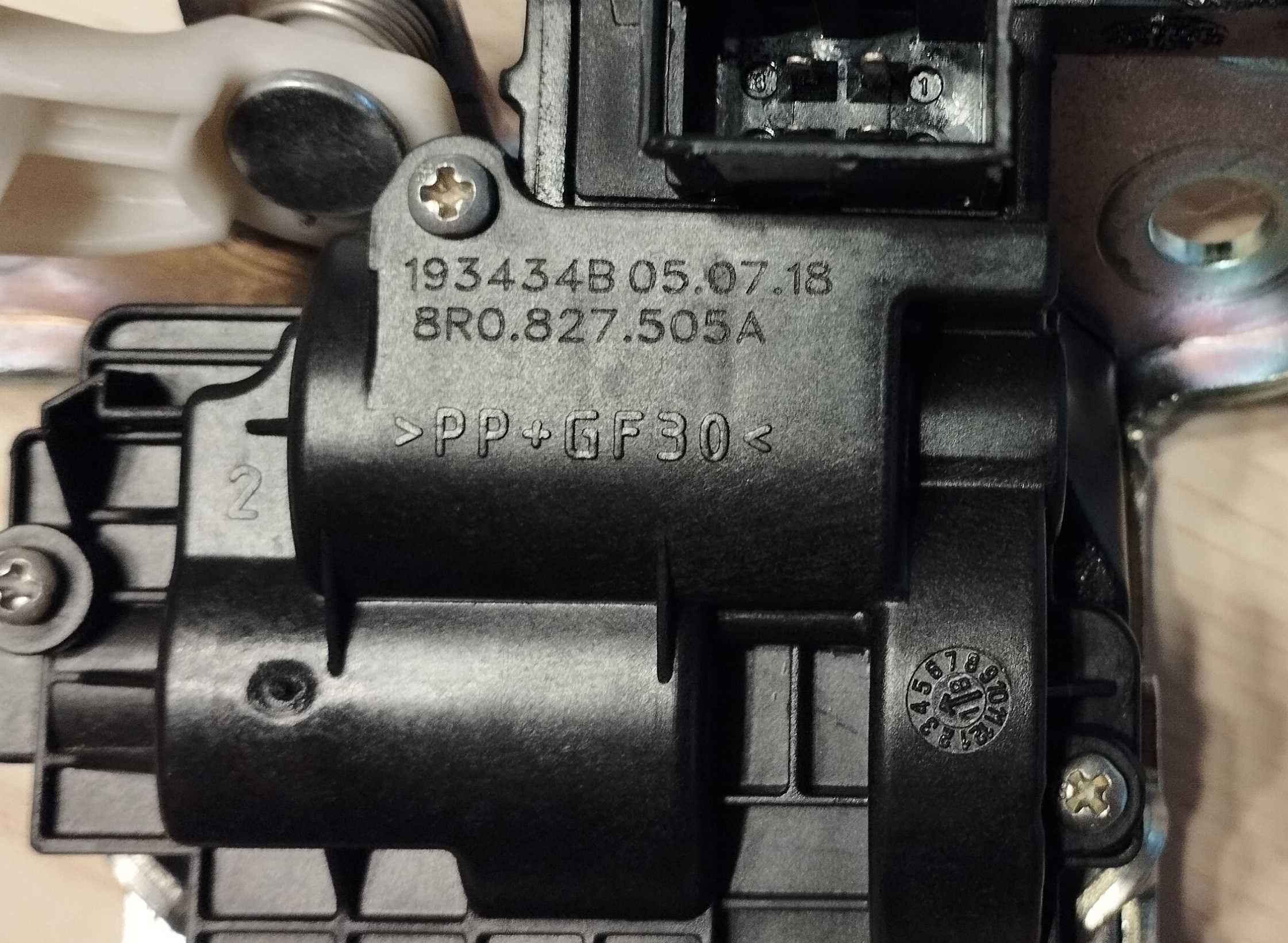 Замок багажника от  Skoda Fabia 3 (2014-2021г.), 8R0827505A