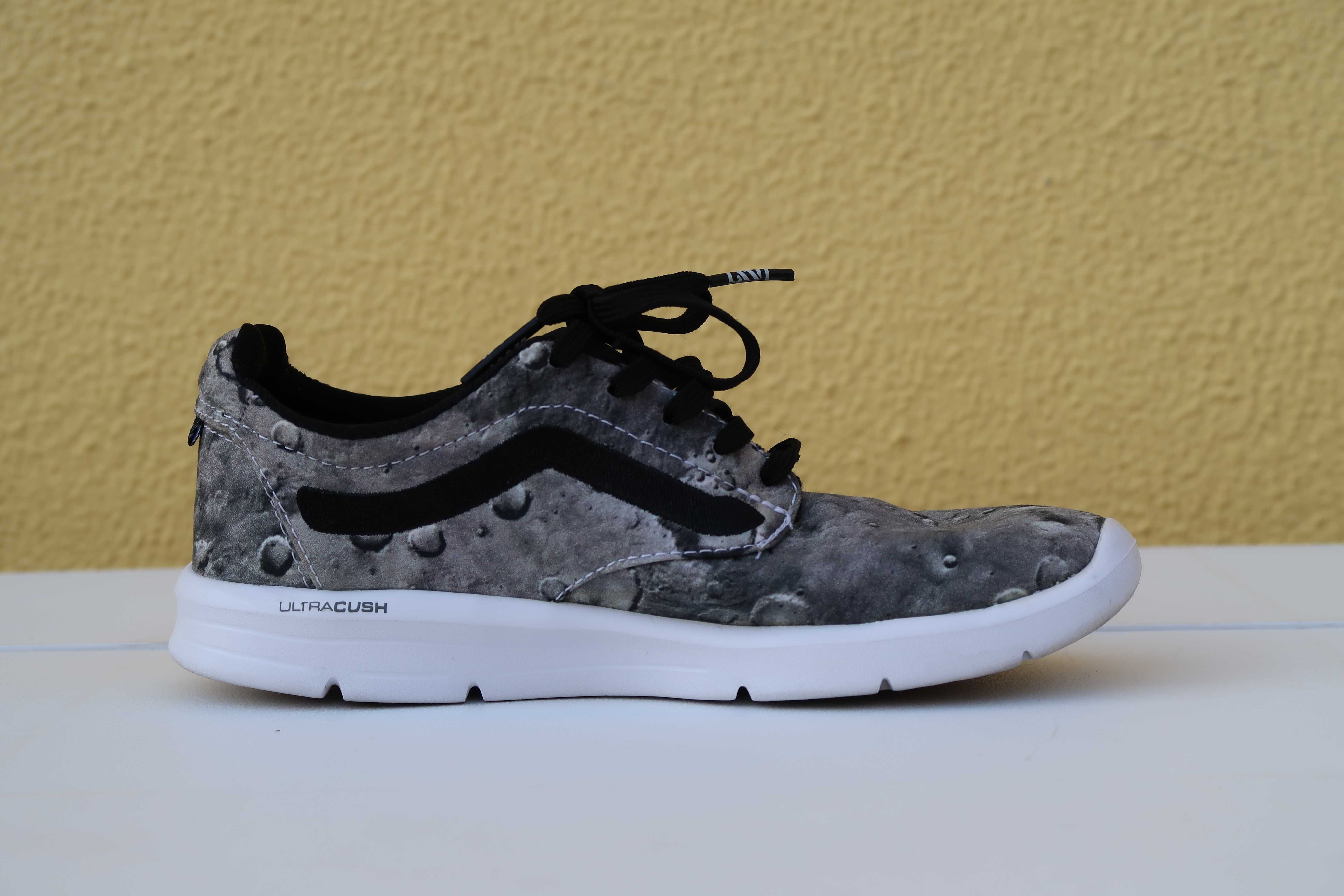 Tênis Vans com Padrão "Moon Surface"