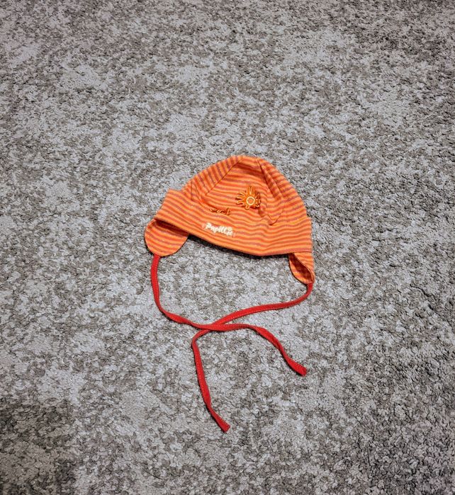 Czapeczka dla dziewczynki z troczkami