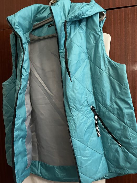 Безрукавка женск болонья’с воротником и капюшеном