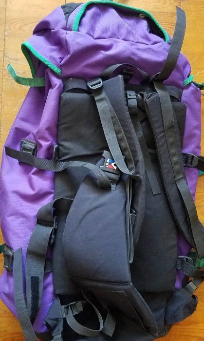 Фиолетовый рюкзак Millet около 60 литров с жесткой спинкой и поясом