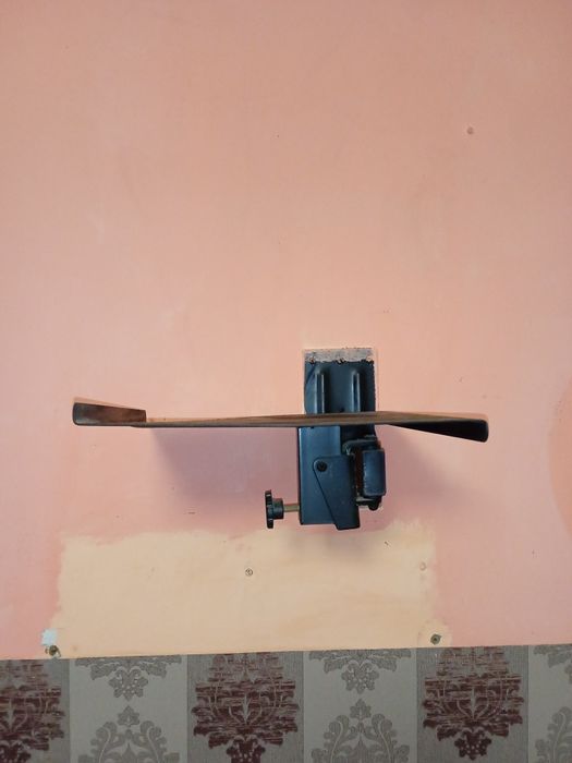 Кронштейн для телевізора поворотний.