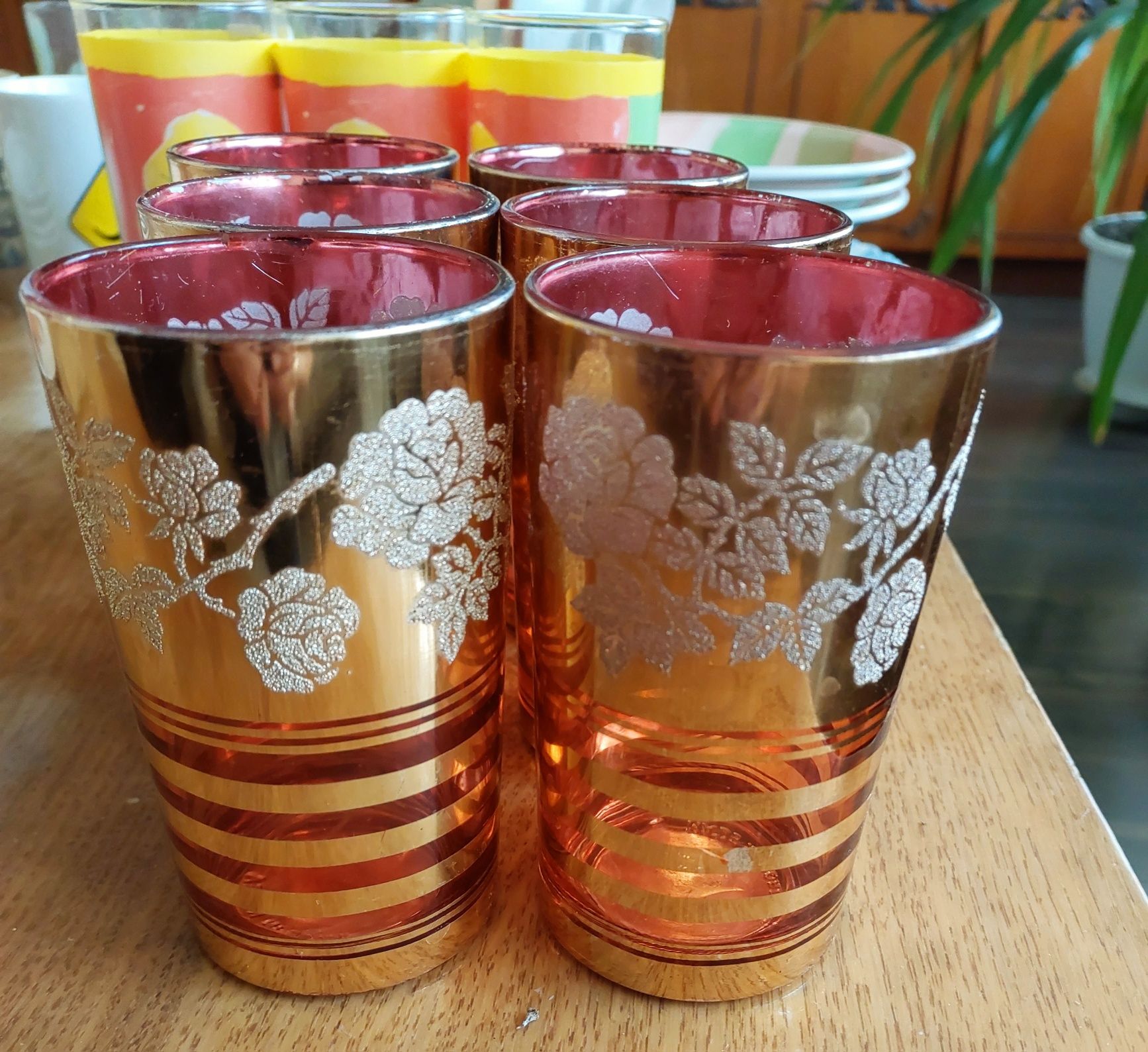Скляні стакани...