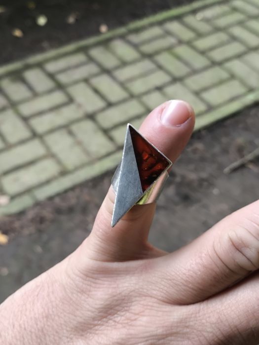 Duży srebrny pierścionek z bursztynem.  Vintage