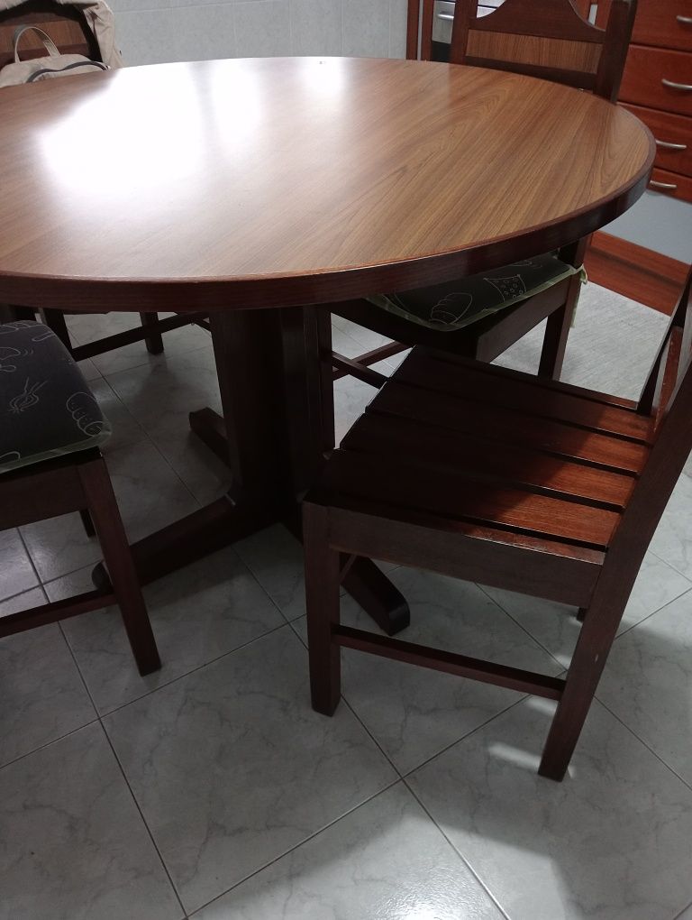 Mesa de cozinha em mogno