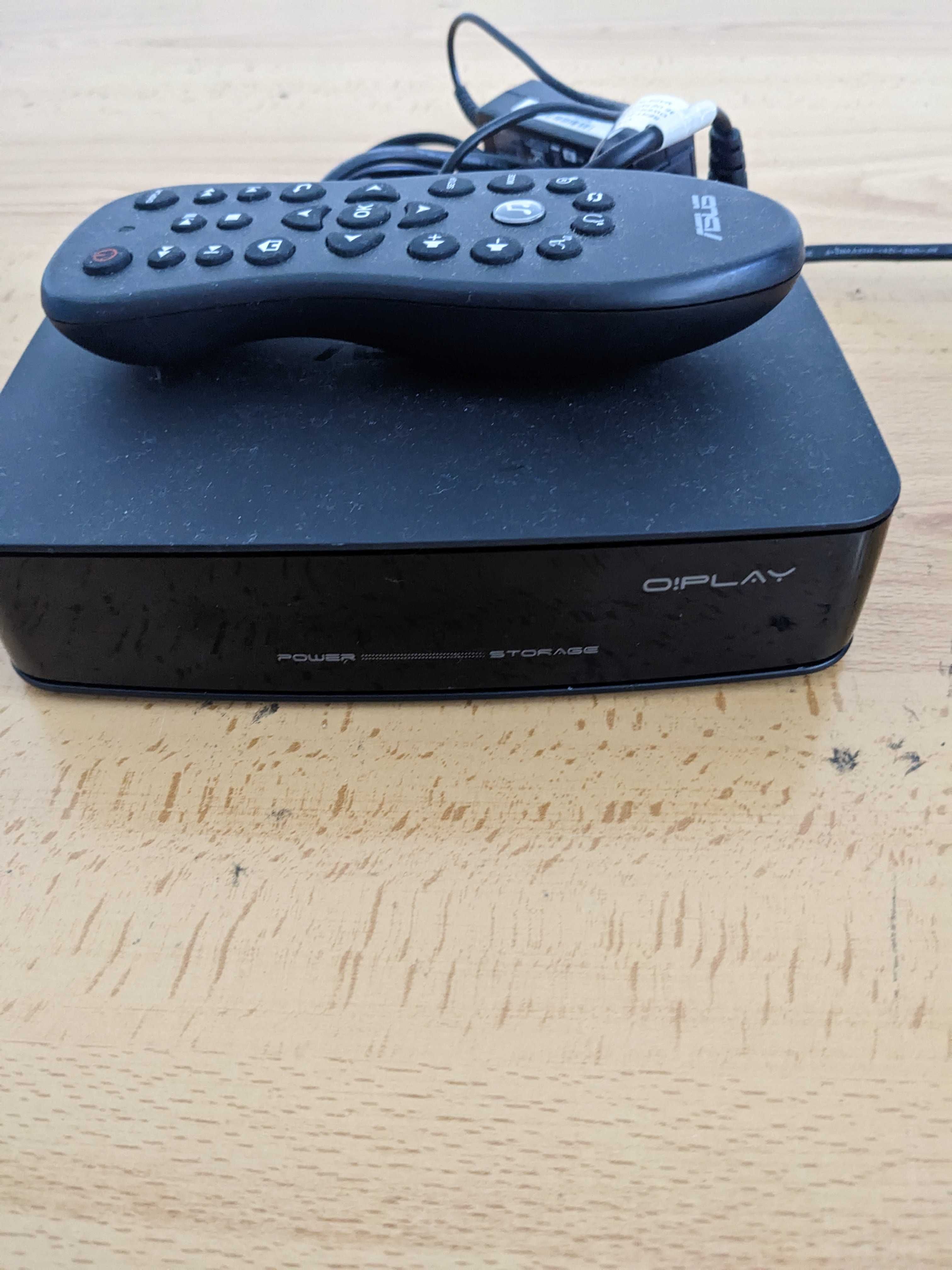 Televisão LG com comando e acessórios