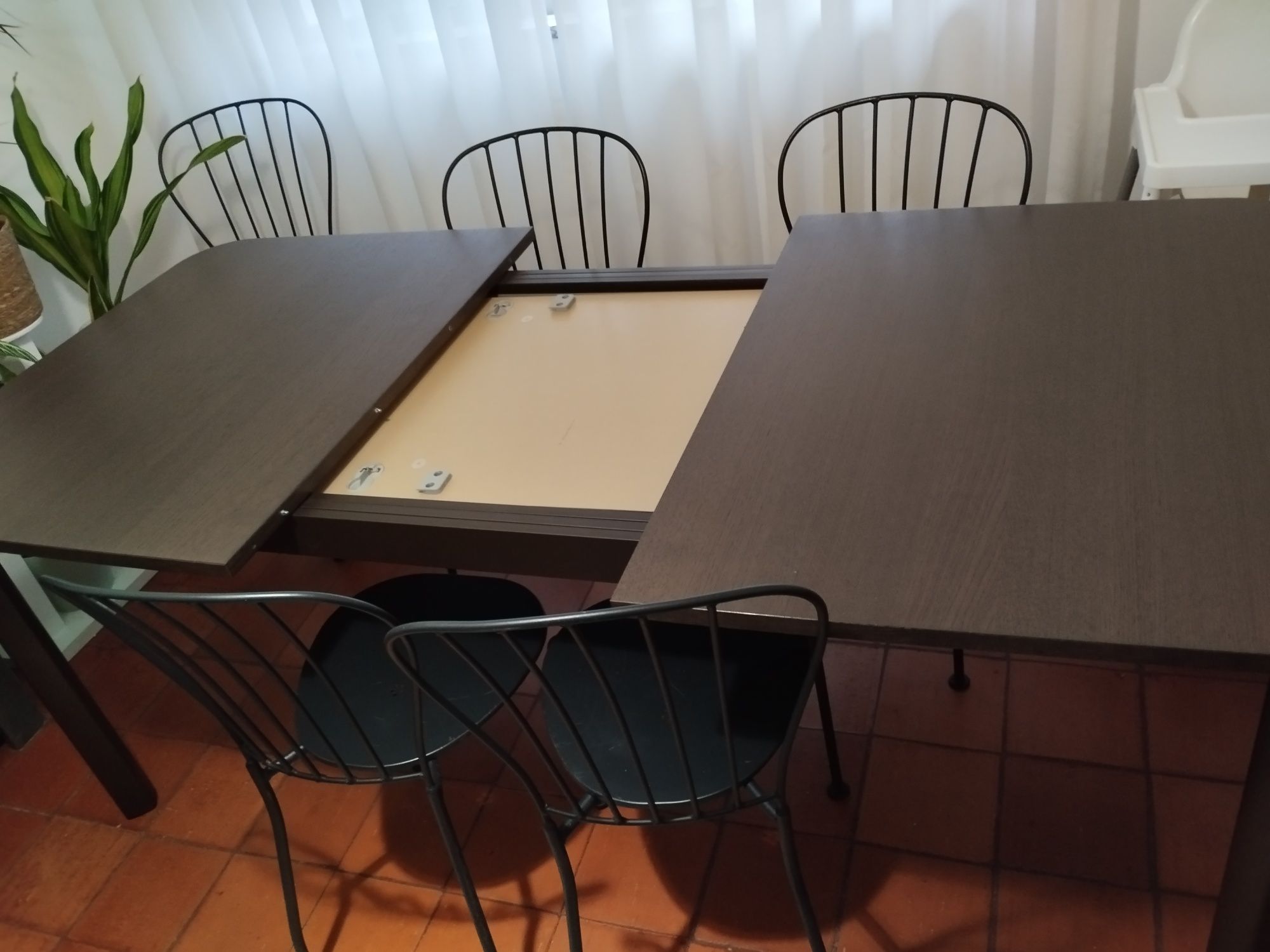 Sofá e Mesa de casa de jantar