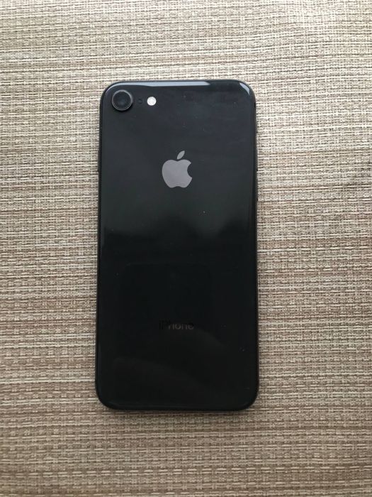 Айфон 8 в гарному стані