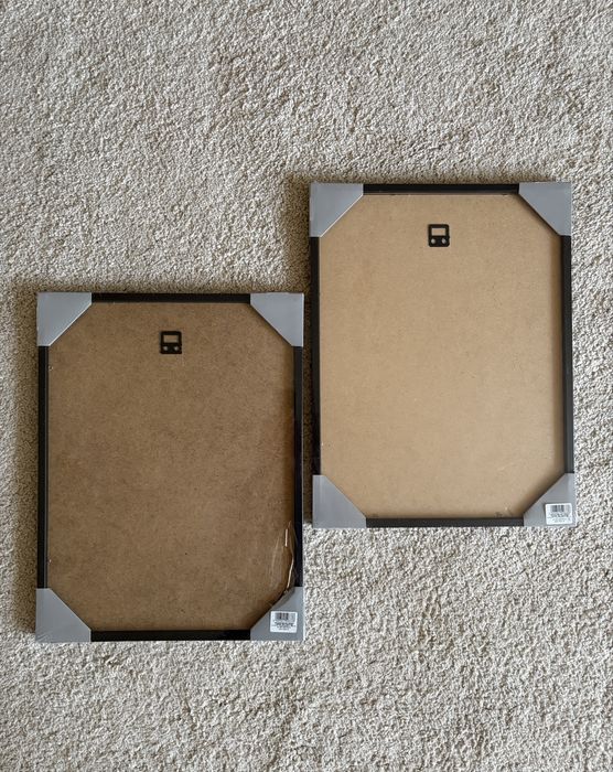 2 obrazy w paski z napisem 30x40 cm z czarną ramą