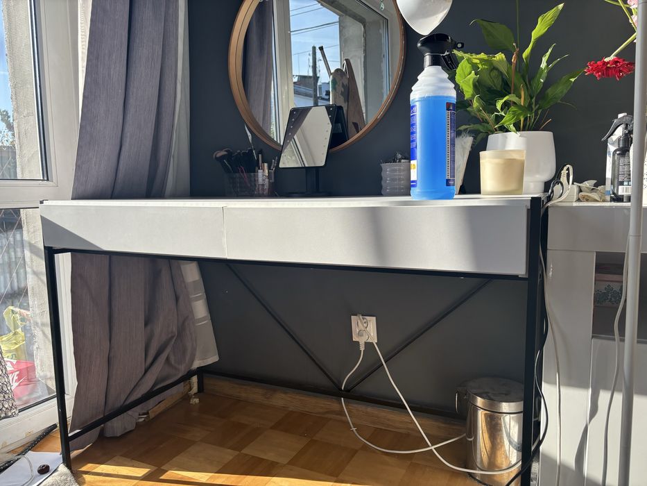 biurko na metalowych nogach