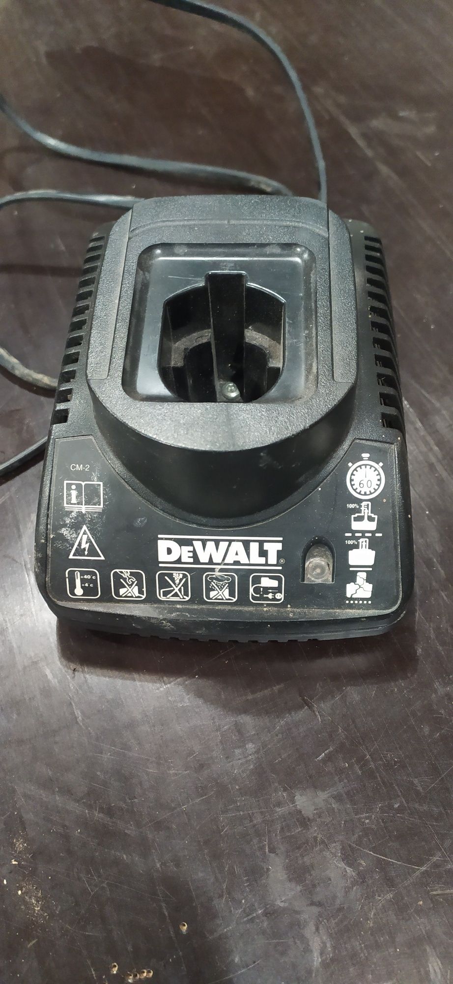 Зарядний пристрій DeWalt