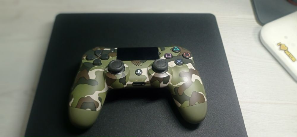 Продаю пс4 слім на 1 tb з двома доалшоками