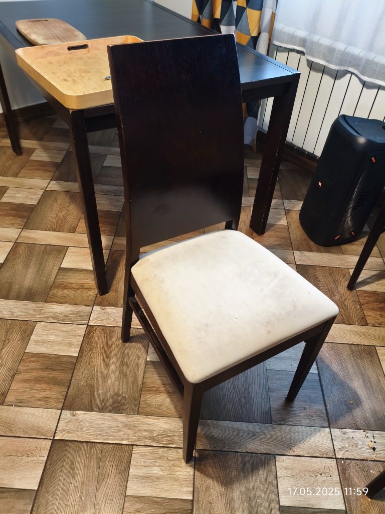 Stół z krzesłami do salonu