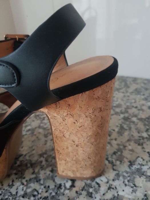 Sandálias Salto Alto COM CUNHA - Preto - T38