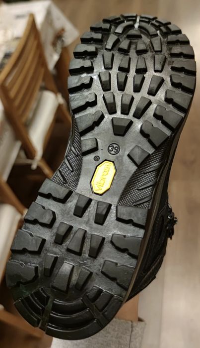 Трекинговые ботинки 39й размер. Grisport на подошве Vibram.