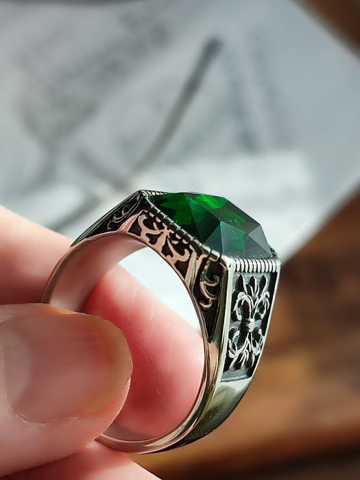 Szmaragdowy sygnet 13