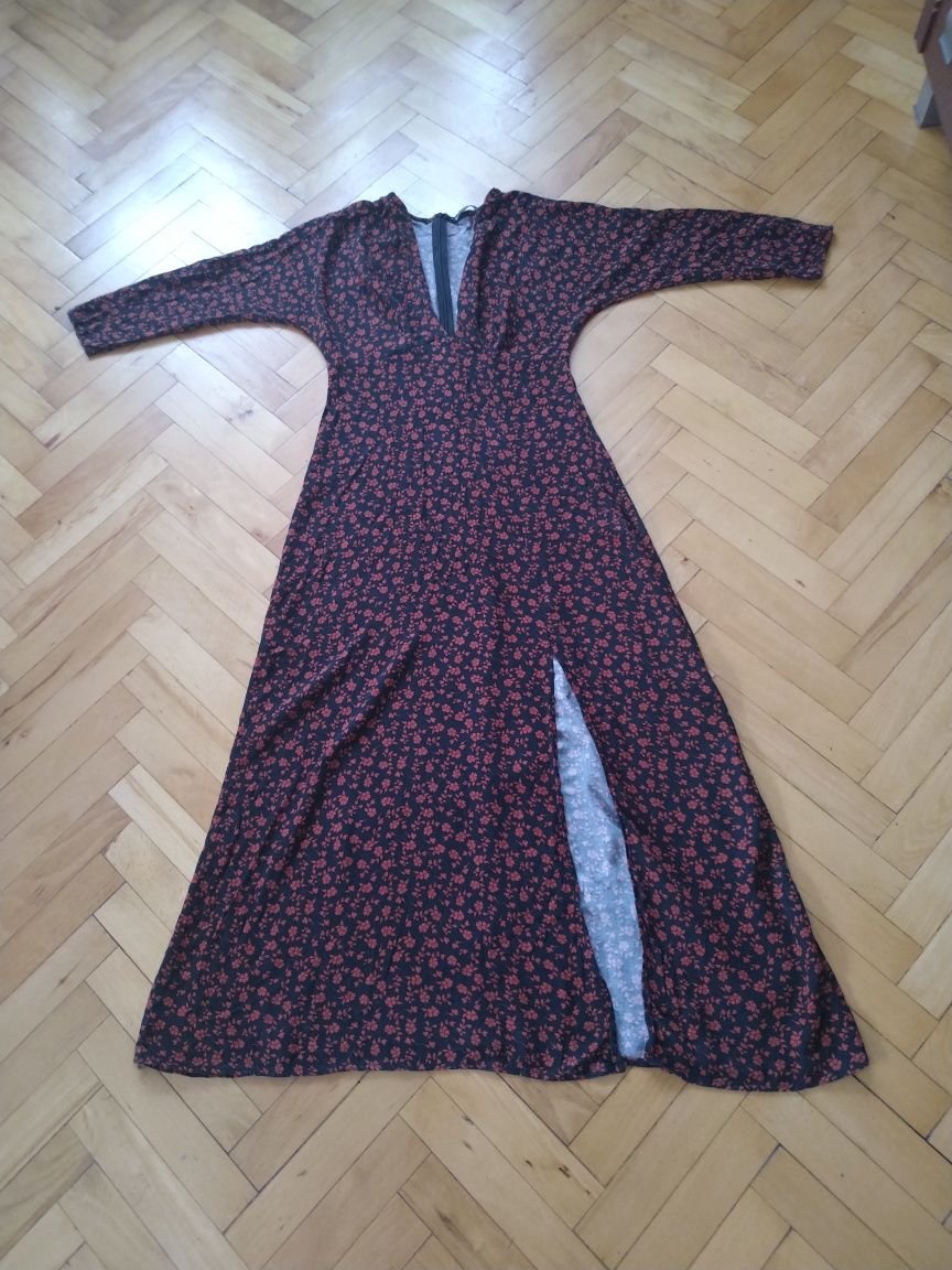 Długa sukienka Stradivarius S z rozcięciem z przodu